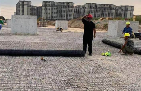 鼓楼土工格栅铺设前地基要怎么处理？